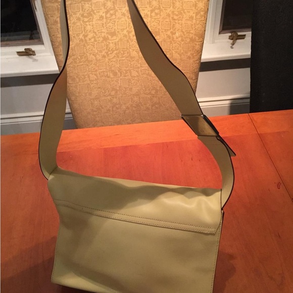 Miu Miu Unisex messenger style bag in beautiful calf shin. Barely used. - Picture 3 of 5